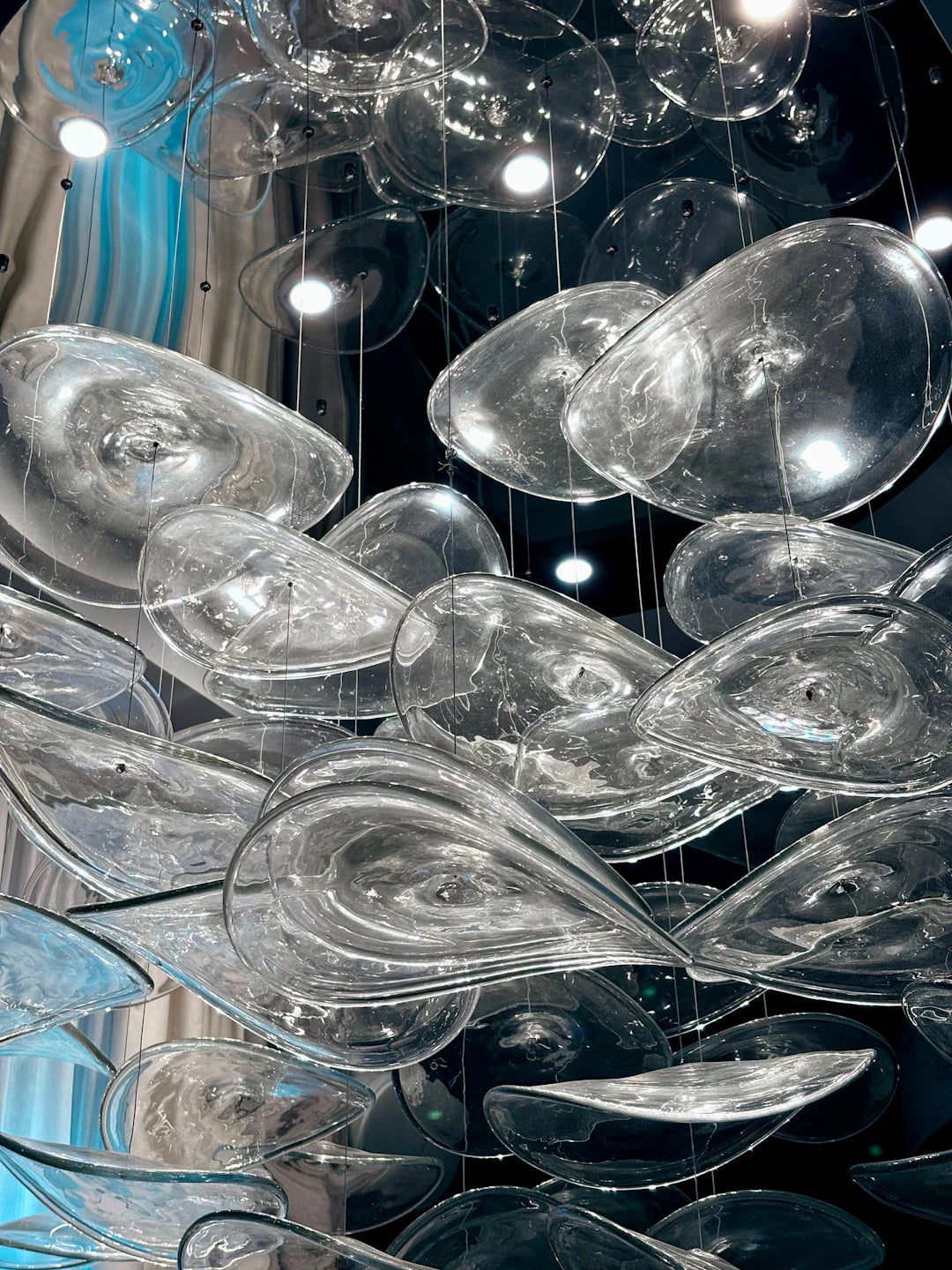 Éclairez votre Décoration avec des Suspensions en Verre Élégantes