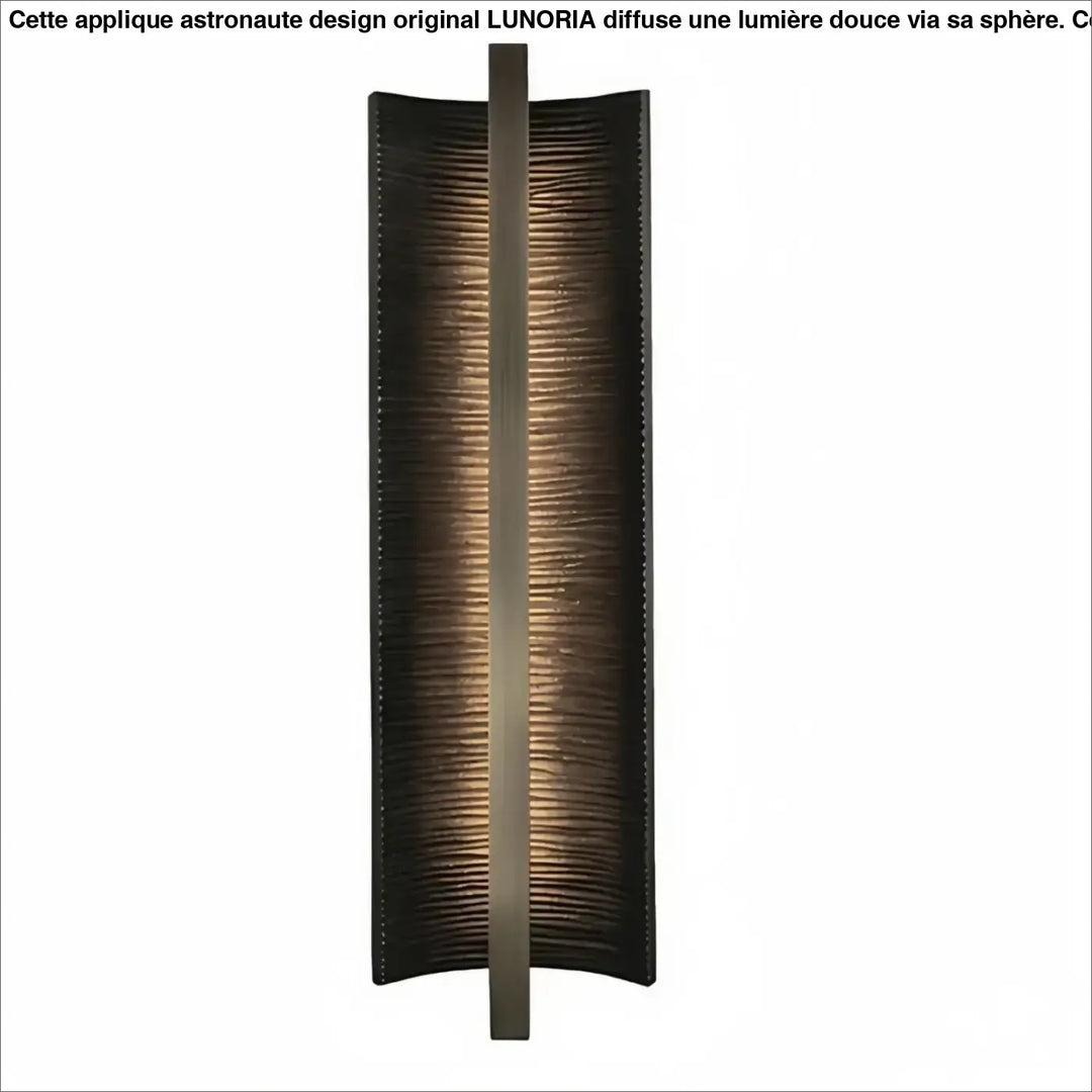 Applique murale copira en bronze foncé avec panneaux texturés émettant une lumière chaude pour décoration intérieure