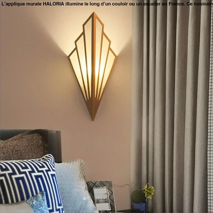 Applique murale art déco en finition dorée chaude avec design géométrique en éventail pour couloir ou escalier haloria
