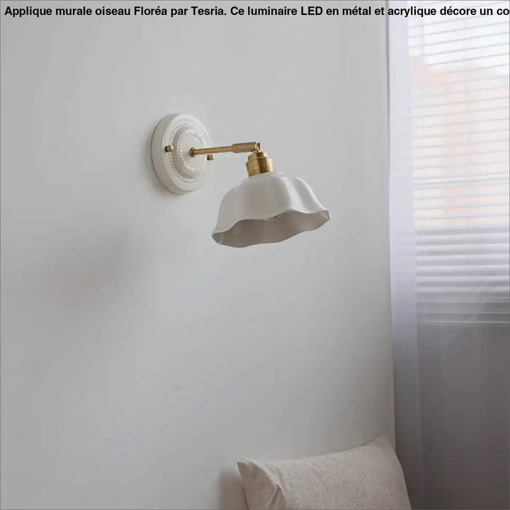 Applique murale blanche en céramique avec bras métal doré et abat-jour cannelé autour d’un miroir ou long d’un couloir