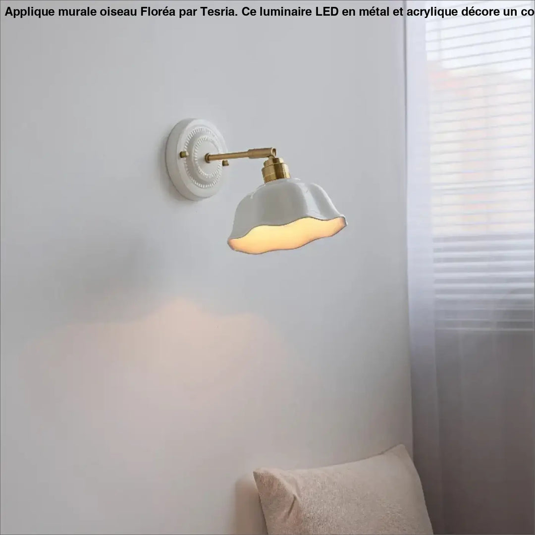 Applique murale blanche en céramique avec bras en métal doré et abat-jour cannelé autour d’un miroir moderne led floré