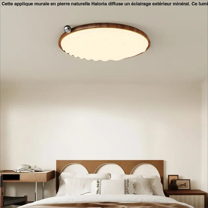 Applique murale avec cadre en bois scallopé et lumière chaude diffuse idéale long d’un couloir ou autour d’un miroir