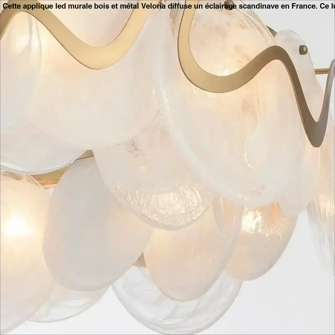 Suspension luminaire en verre blanc et structure dorée chic
