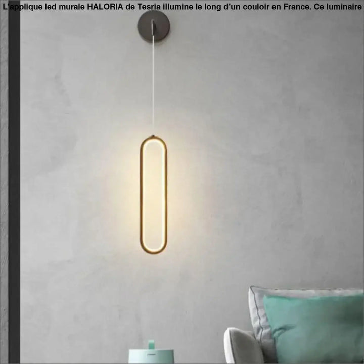 Applique led murale haloria avec cadre ovale allongé minimaliste diffusant une lumière jaune chaude