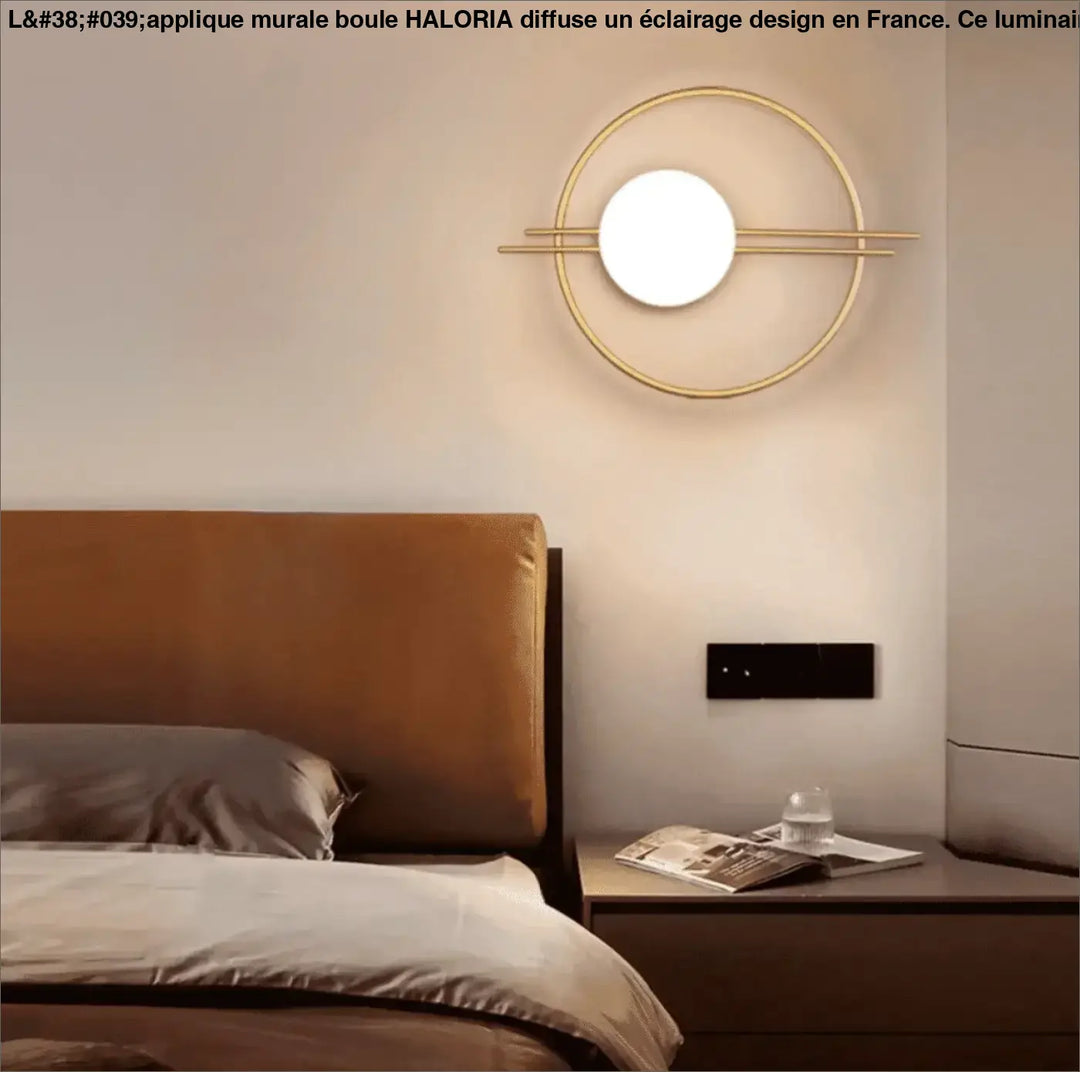 Applique mural boule haloria en métal doré avec cercle lumineux central et barres horizontales intersectées