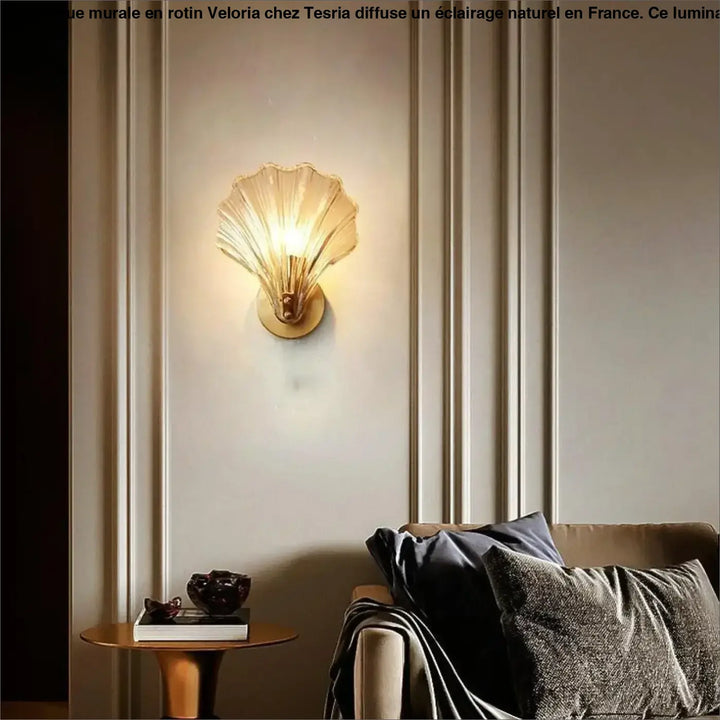 Applique murale en verre translucide chaud avec base métal doré idéale long d un couloir veloria rotin