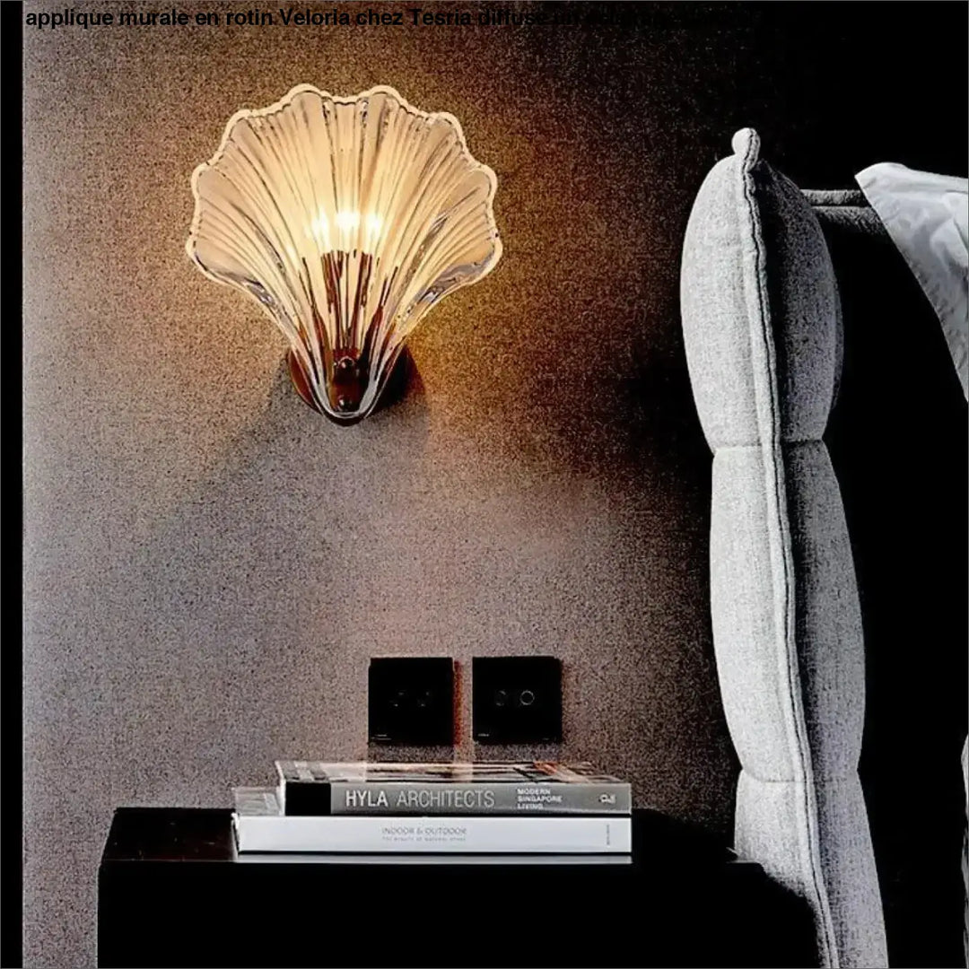 Applique murale en verre translucide en forme d éventail avec base métallique pour éclairer long d un couloir veloria