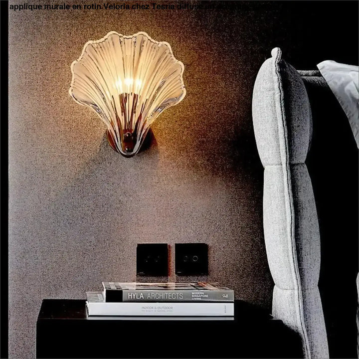 Applique murale en verre translucide en forme d éventail avec base métallique pour éclairer long d un couloir veloria