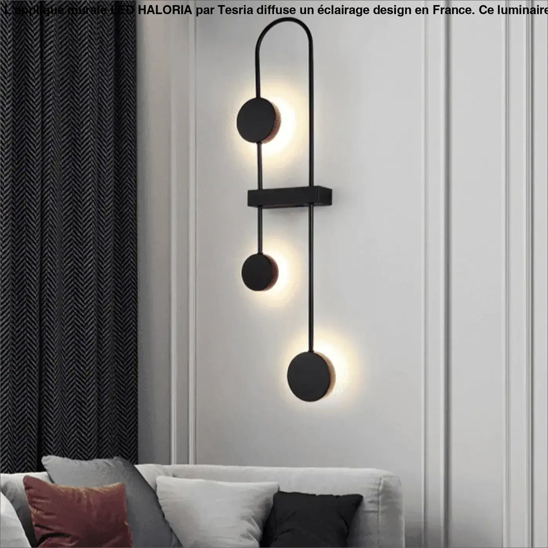 Applique mural led haloria noir minimaliste avec trois luminaires circulaires verticaux sur cadre métallique courbé