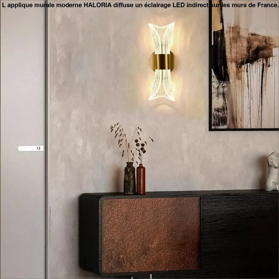 Applique mural moderne avec abat-jour en verre translucide nervuré et détail en laiton poli par haloria