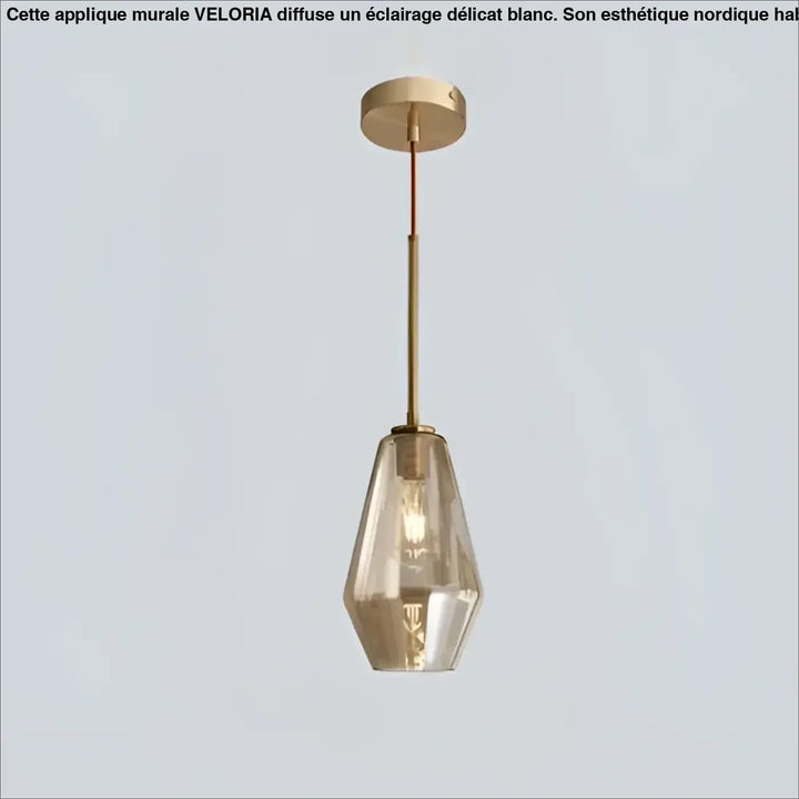 Suspension luminaire glazia avec cadre en métal doré et abat-jour en verre transparent facetté teinté ambre