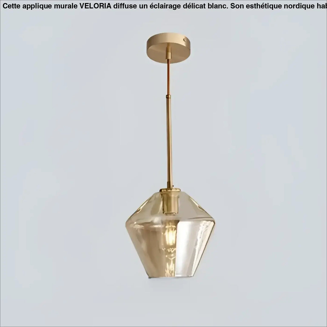 Suspension luminaire glazia en métal doré avec abat-jour en verre transparent facetté diffusant une lumière chaude