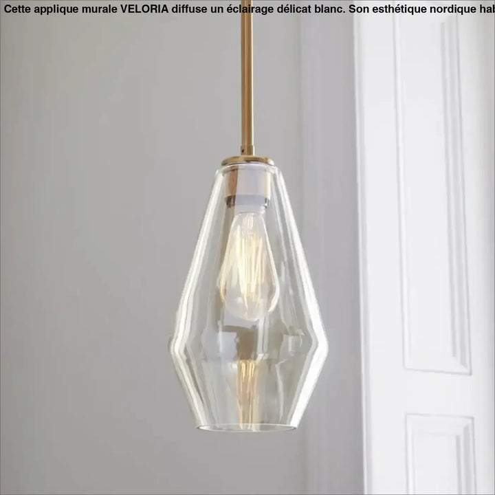 Suspension luminaire glazia en verre transparent facetté avec tige en métal doré et ampoule à filament apparent