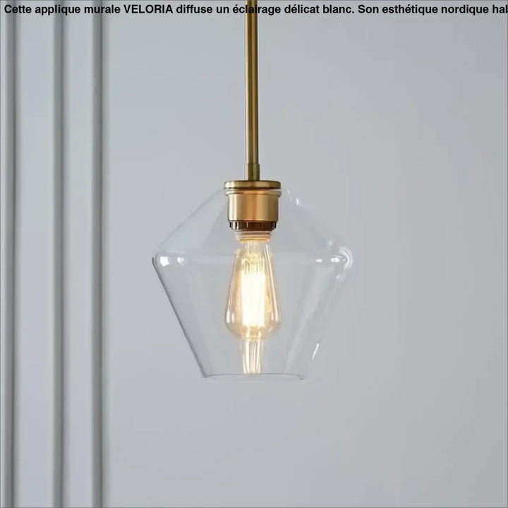 Suspension luminaire glazia en verre transparent avec tige et fixation en métal doré et ampoule edison visible