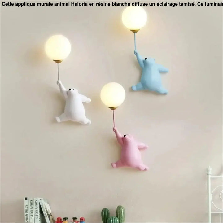 Trois appliques murales animaux en résine blanche, bleue et rose avec fixation dorée et ampoules sphériques lumineuses