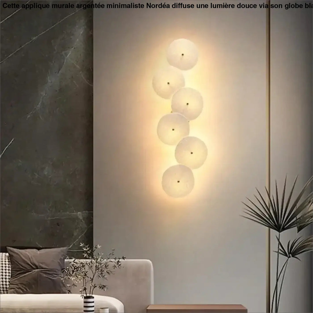 Applique murale argentee minimaliste nordéa avec six boules blanches en verre depoli diffusant une lumière chaude