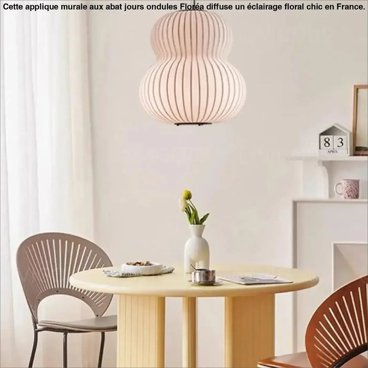 Suspension luminaire japonaise shoyo en rose poudré côtelé avec design en forme de gourde suspendue au-dessus de la table