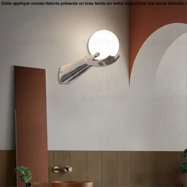 Applique murale avec brand tendu tenant une boule blanche

