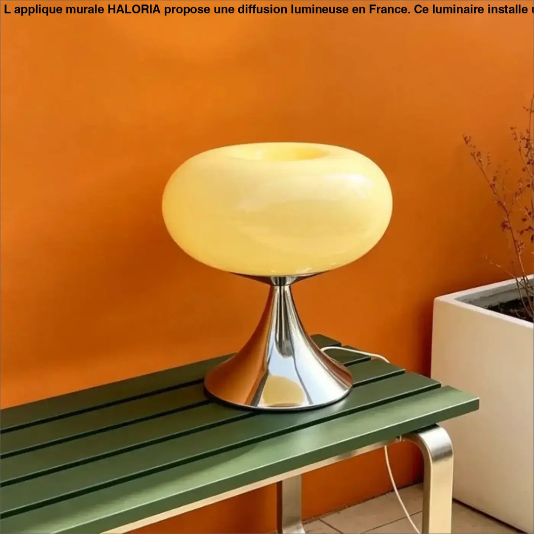 Lampe de table puffel en verre translucide crème avec base chrome élégante, idéale pour usage intérieur
