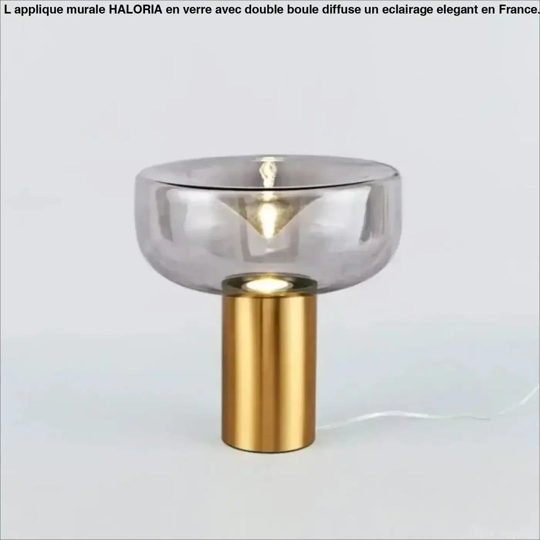 Lampe de table gloss avec abat-jour en verre fumé gris translucide et base cylindrique en laiton poli pour décoration intérieure design sculptural