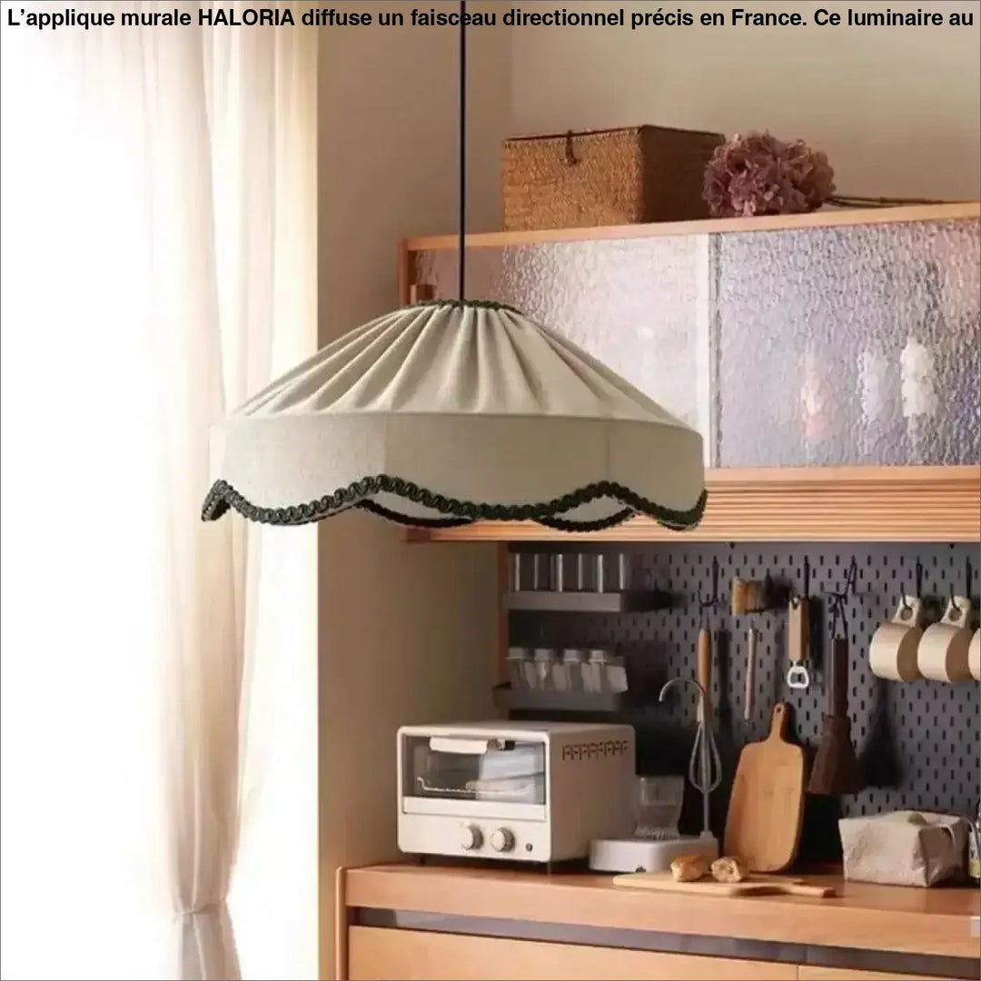 Suspension luminaire melvia en tissu beige avec bord festonné et bordure tressée vert foncé