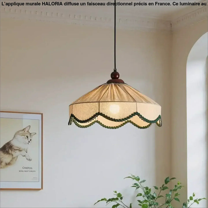 Suspension luminaire melvia avec abat-jour beige translucide vintage et bordure verte décorative en scallop