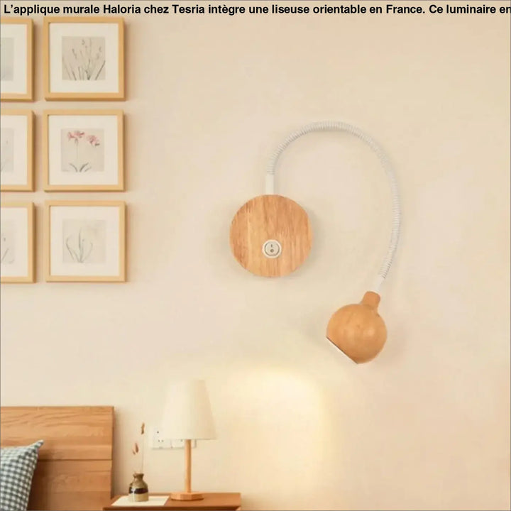 Applique murale avec liseuse en bois naturel à tête arrondie et cou flexible idéale long d’un couloir ou autour d’un miroir