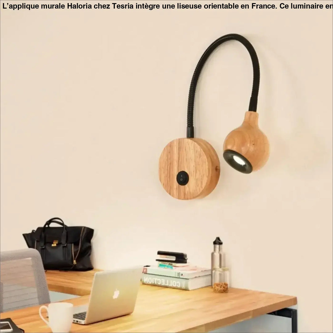 Applique murale avec liseuse en bois naturel et bras flexible noir idéale pour installation long d’un couloir ou autour d’un miroir