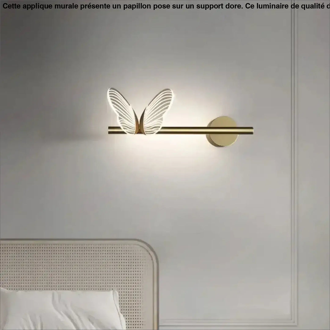 Applique murale avec papillon posé sur support doré

