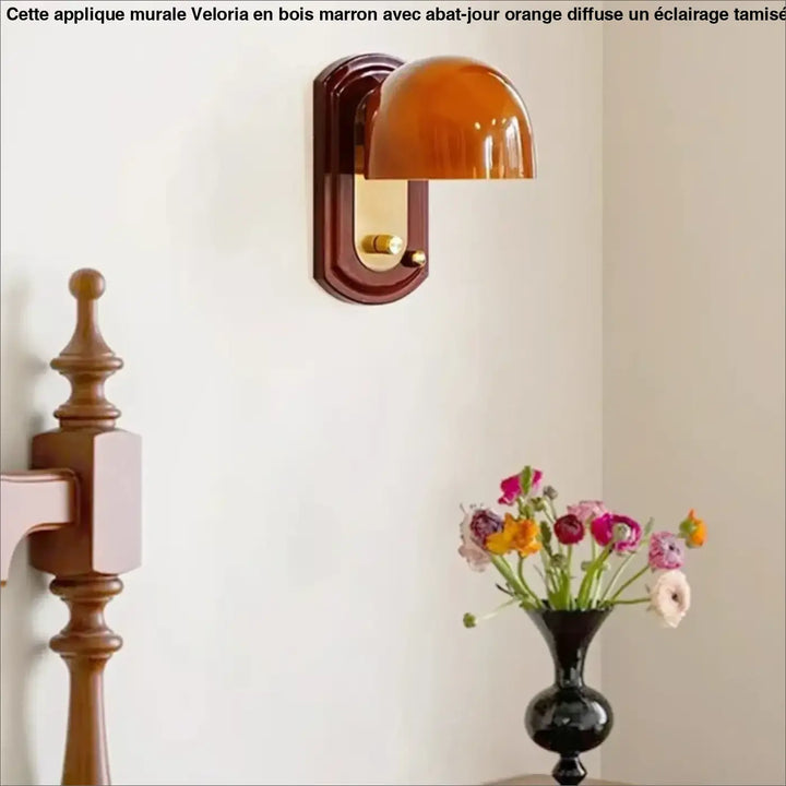 Applique murale avec support en bois marron et abat-jour orange

