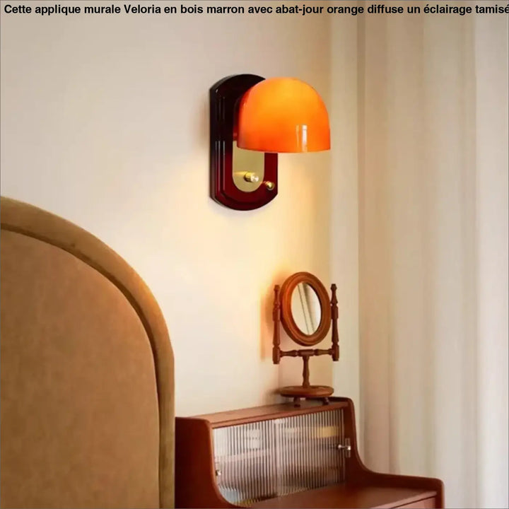 Applique murale avec support en bois marron et abat-jour orange

