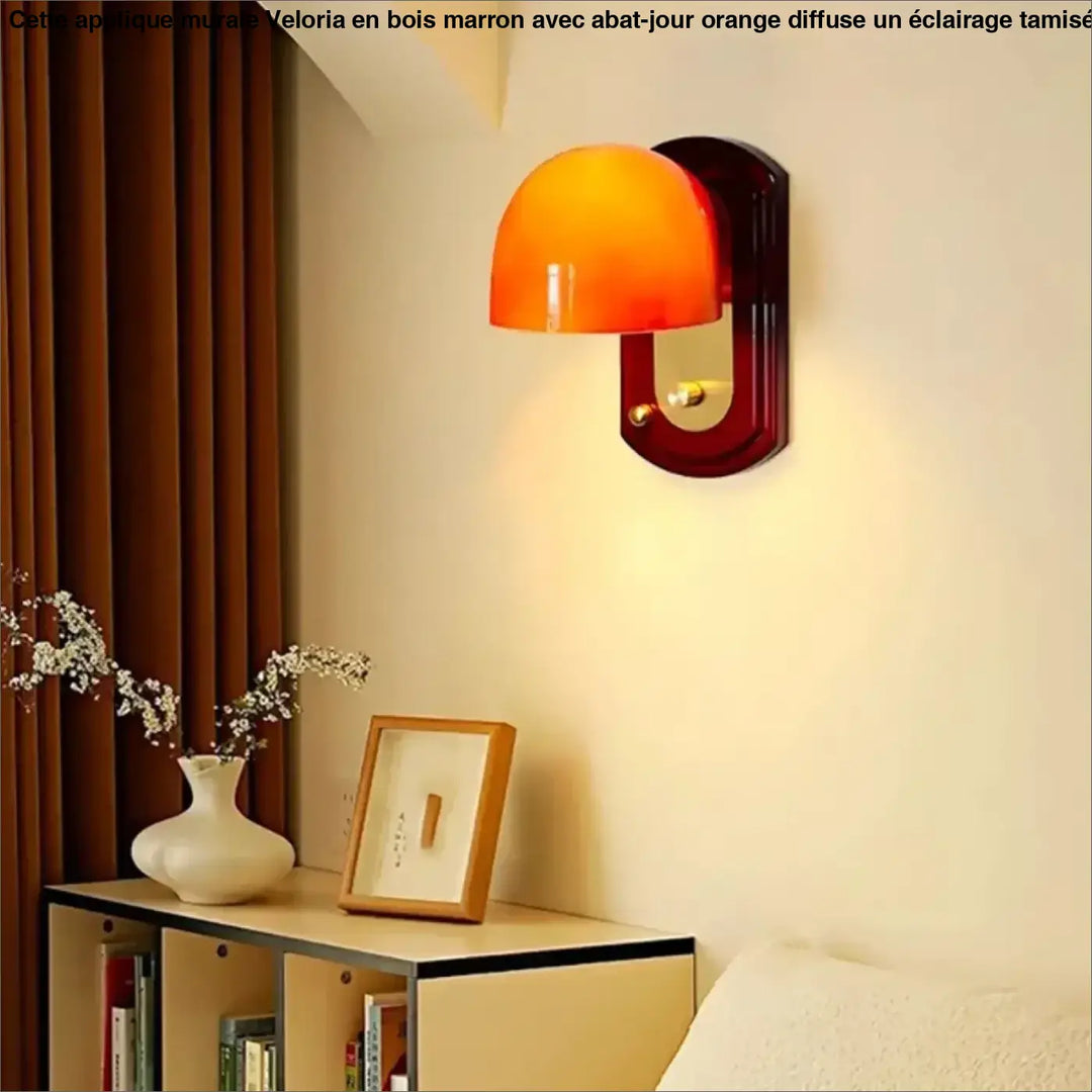 Applique murale avec support en bois marron et abat-jour orange

