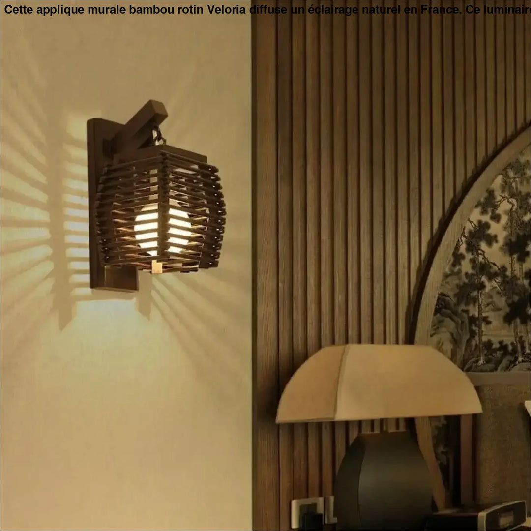 Applique murale bambou rotin veloria en bois foncé avec design en treillis tissé diffusant une lumière chaude radiale