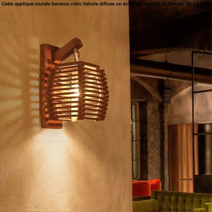 Applique murale bambou rotin warm-toned avec design en lamelles tressées pour une ambiance naturelle et chaleureuse