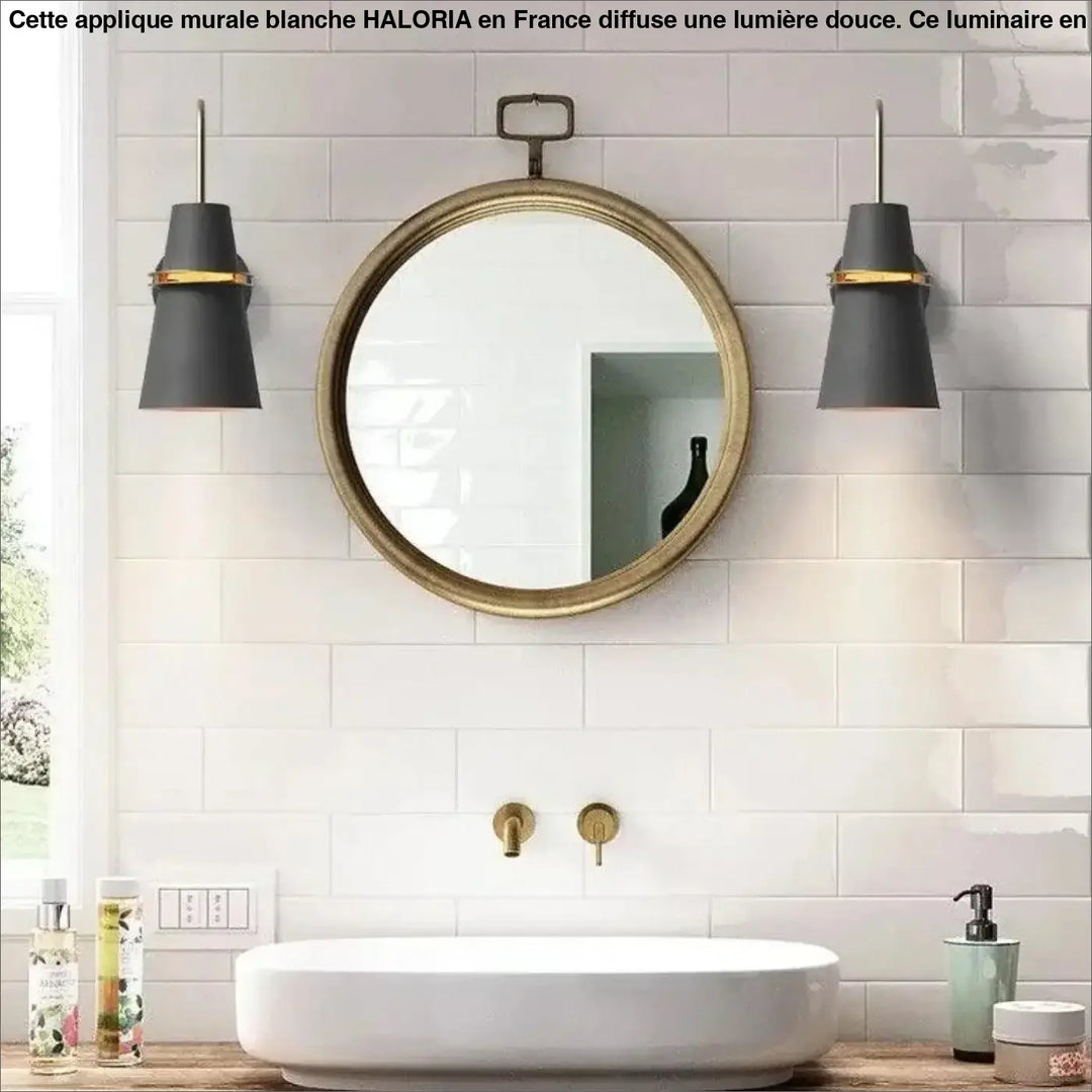 Applique murale blanche chambre avec miroir rond et cadre doré avec poignée en haut haloria