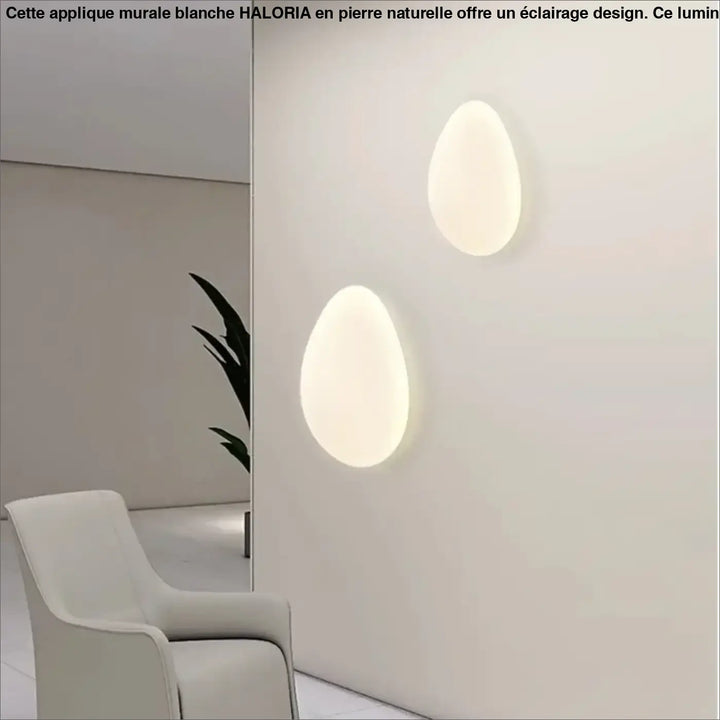 Deux appliques murales blanches en forme de pierre naturelle émettent une lumière douce et blanche