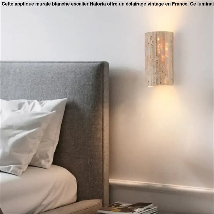 Applique murale beige avec une texture de pierre

