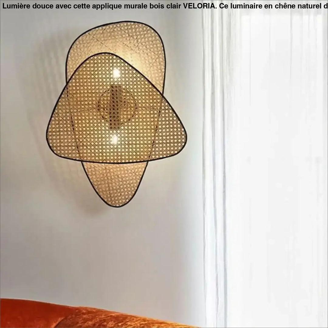 Applique murale bois clair veloria en panneaux de rotin tissés aux formes organiques dorées modernes