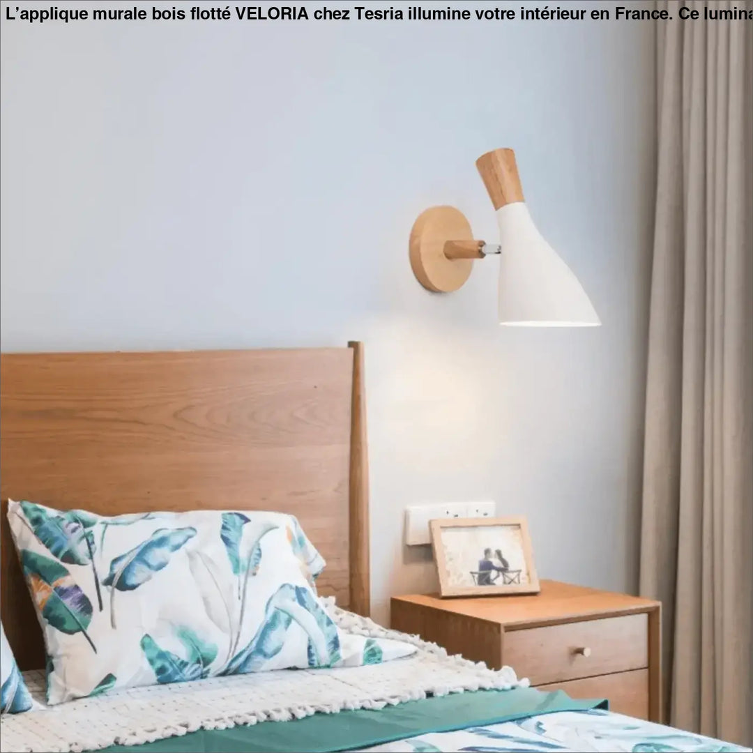 Applique murale bois avec abat-jour conique blanc et base en bois naturel design minimaliste veloria