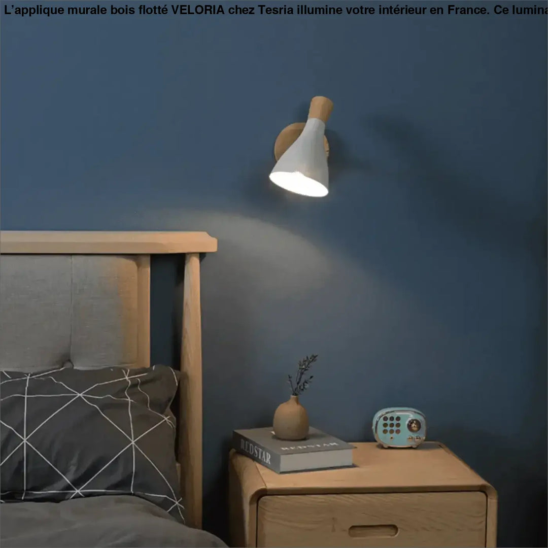 Applique murale bois avec abat-jour conique blanc et structure en bois flotté veloria