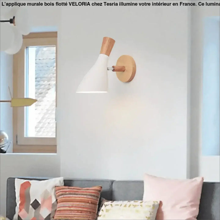 Applique murale bois conique blanche avec base et tige en bois naturel pour un éclairage murale bois élégant veloria