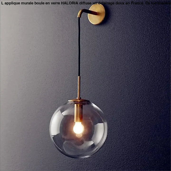 Applique murale boule en verre haloria avec finition laiton et globe en verre clair suspendue par cordon noir