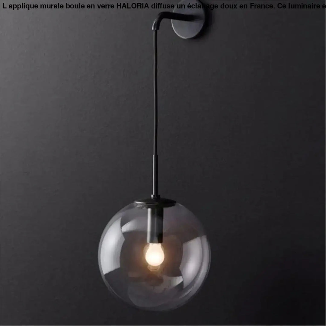 Applique murale boule en verre haloria en métal noir avec globe transparent abritant une ampoule allumée