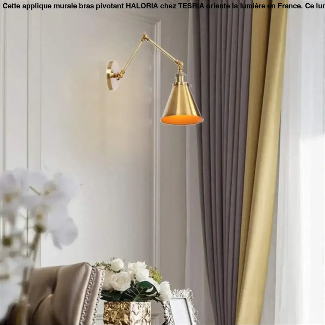 Applique murale bras pivotant en métal doré avec abat-jour conique diffusant une lumière orange chaleureuse