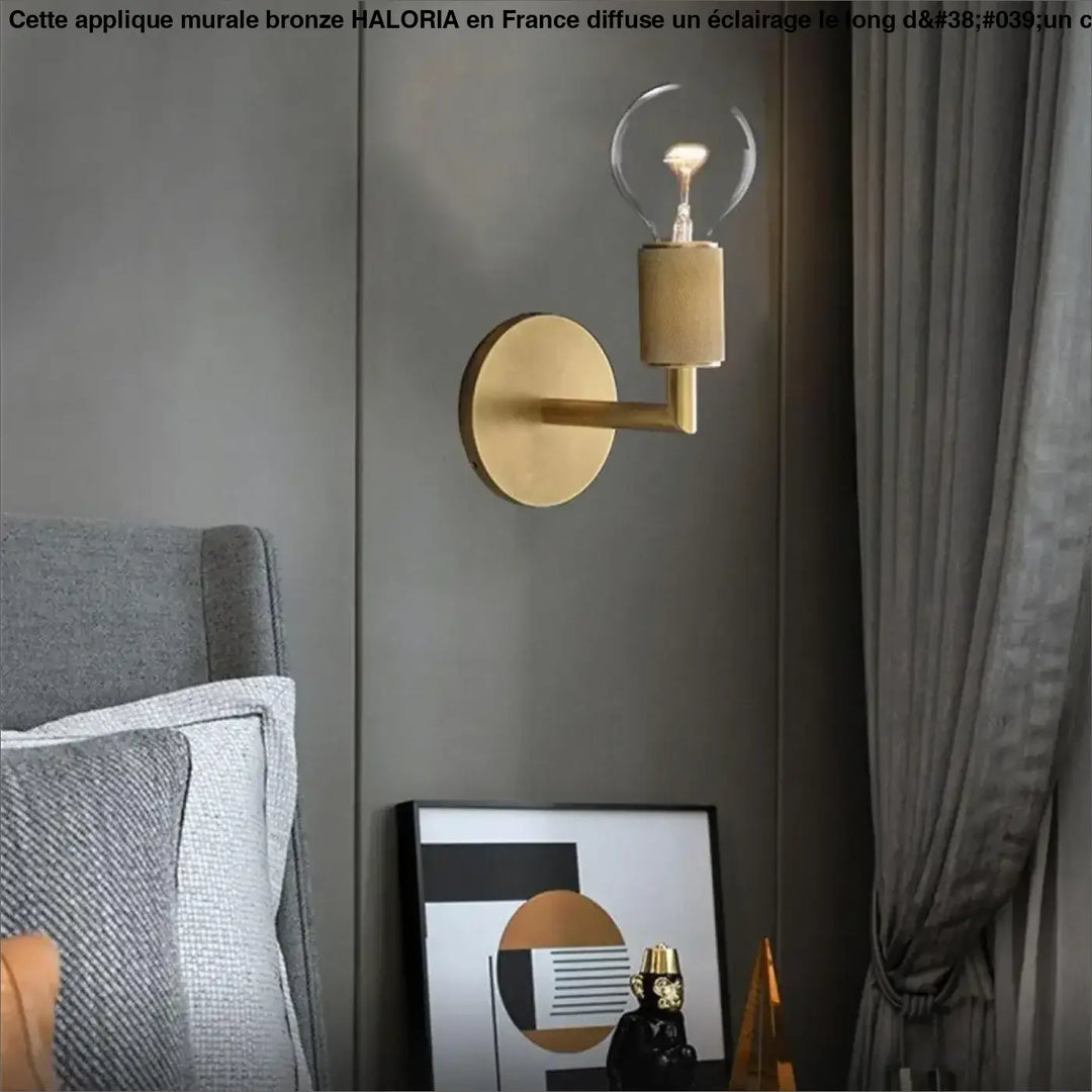 Applique murale bronze haloria avec abat-jour cylindrique beige en tissu et ampoule en verre clair visible