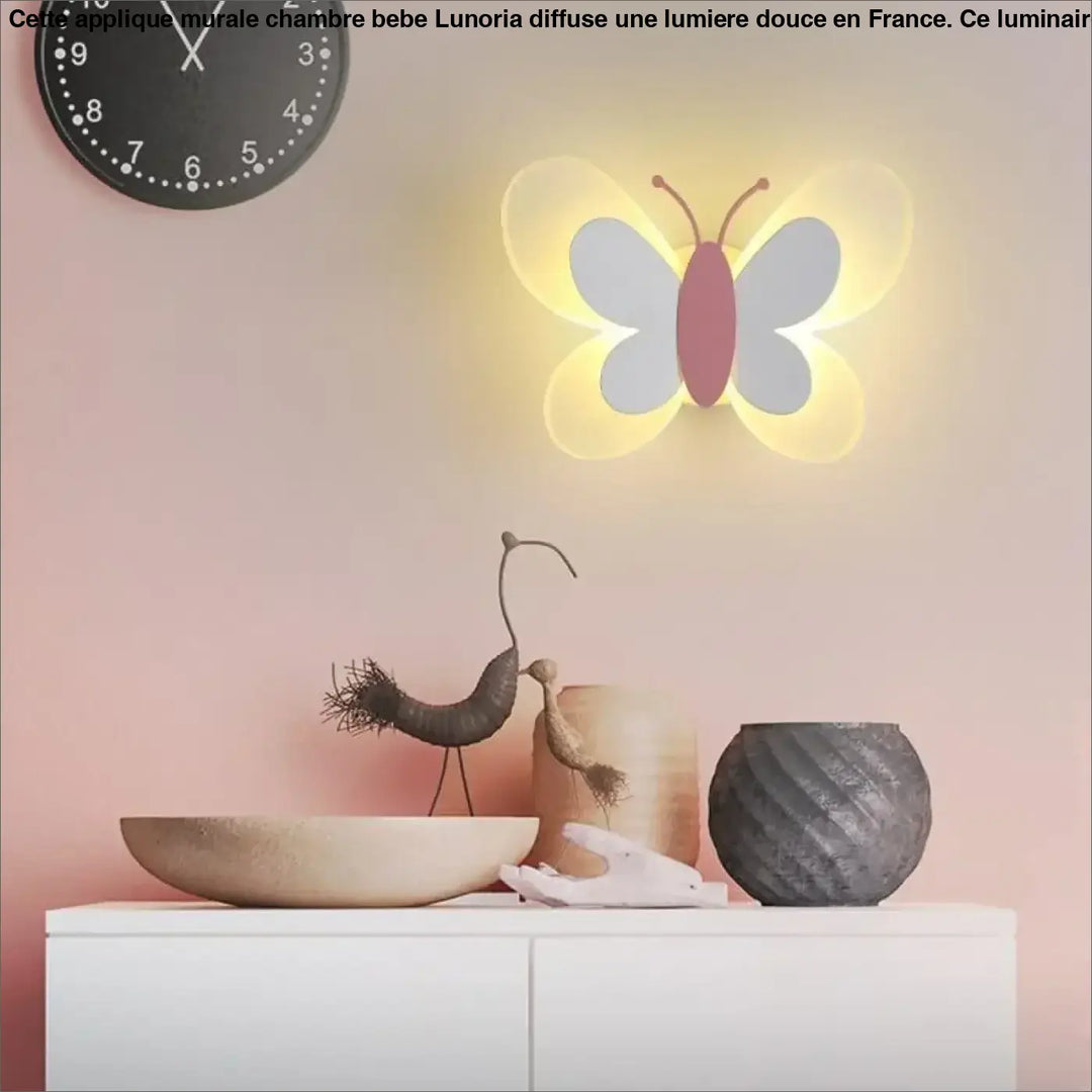 Applique murale chambre bébé luneoria en forme de papillon doux avec ailes blanches et corps rose lumineux