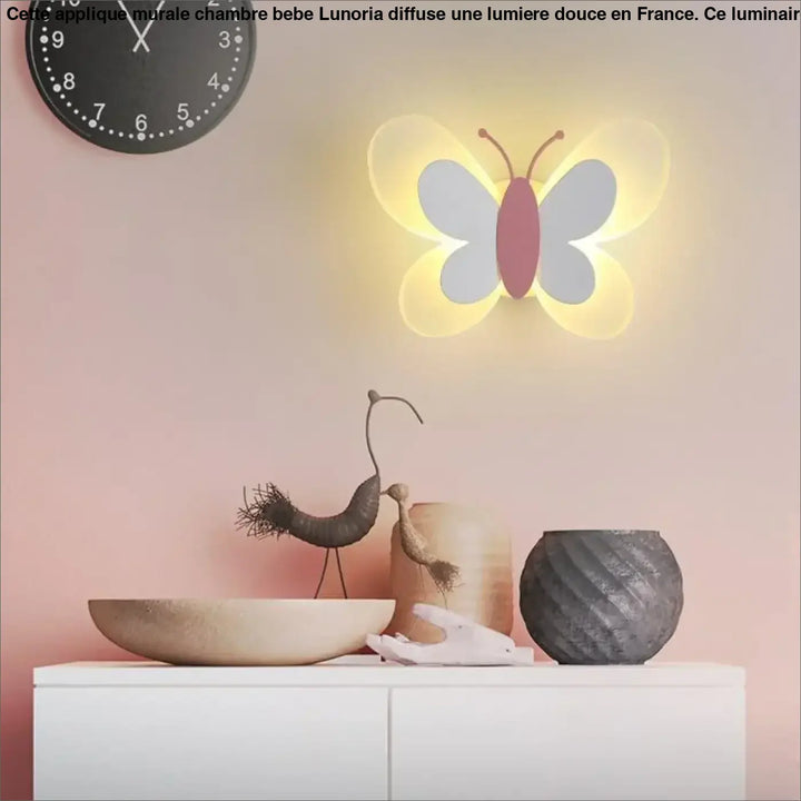 Applique murale chambre bébé luneoria en forme de papillon doux avec ailes blanches et corps rose lumineux