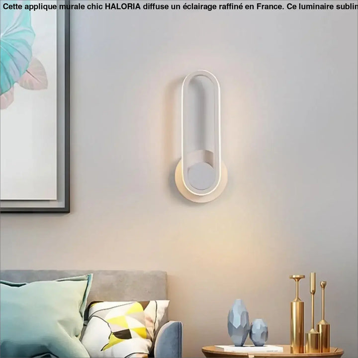 Applique murale chic haloria avec cadre blanc minimaliste et base circulaire émettant une lumière ambiante douce