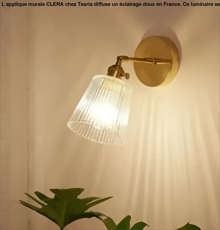 Applique murale clera en laiton chaud avec abat-jour en verre cannelé clair idéale long d’un couloir ou autour d’un miroir