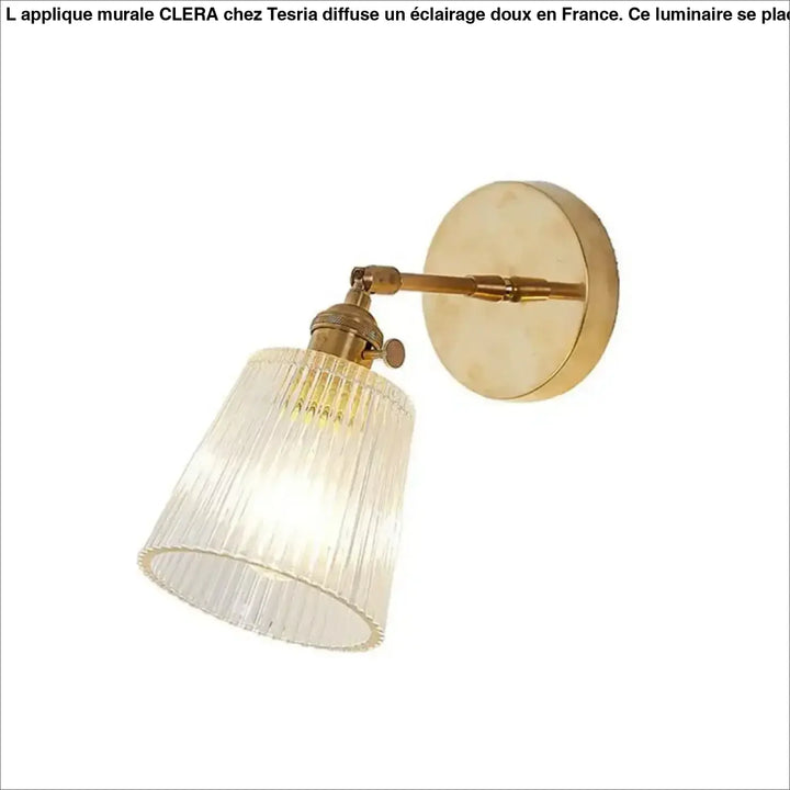Applique murale clera vintage en laiton avec abat-jour en verre côtelé transparent idéale long d un couloir ou autour d un miroir